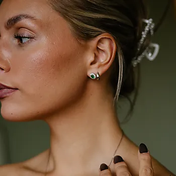 Bilde nummer 3 av Diamantøredobber i 585 hvitt gull 0,08 ct med smaragd