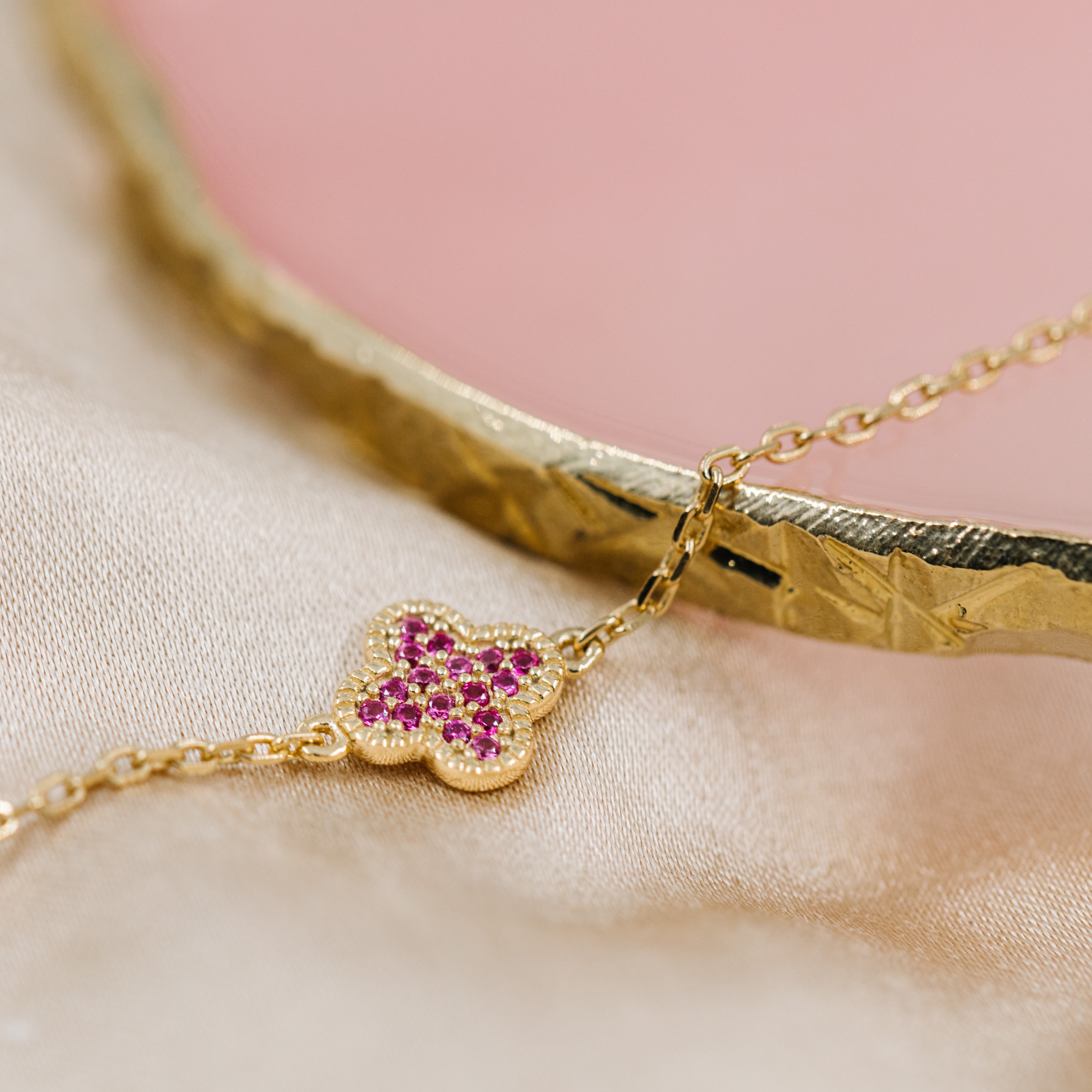 Bilde nummer 3 av Pan Jewelry, Kløver armbånd i forgylt 925 sølv med rosa zirkonia