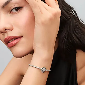 Bilde nummer 2 av Pandora Moments, Charms i 925 sølv med evighetsknute