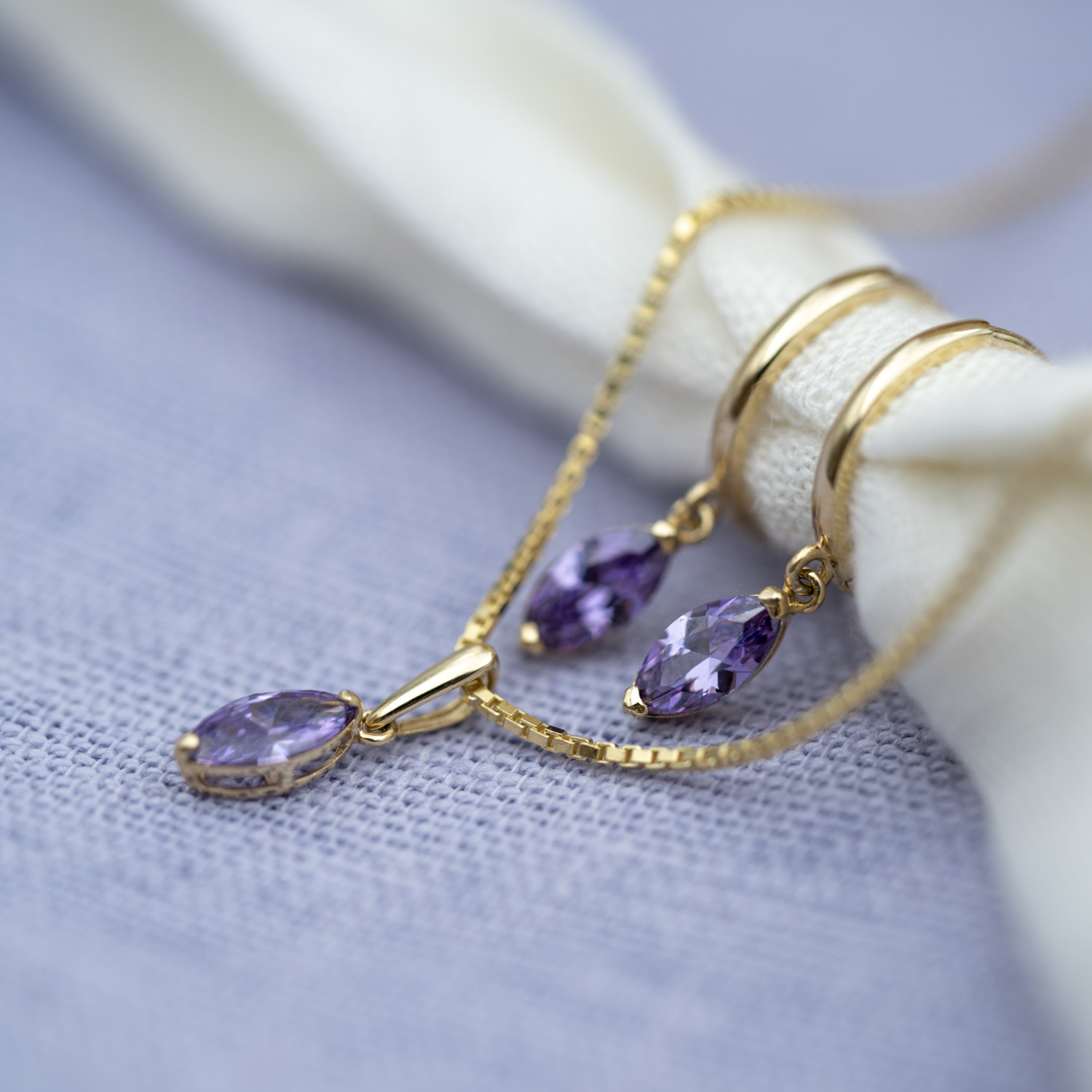 Bilde nummer 4 av Pan Jewelry, Øreringer i 585 gult gull med lilla zirkonia
