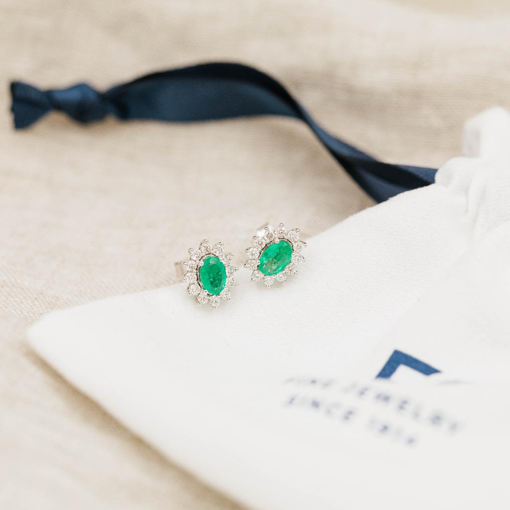 Bilde nummer 2 av Gold Collection, Øredobber i 585 hvitt gull med diamanter 0,48 ct og smaragd
