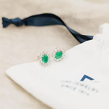 Bilde nummer 2 av Gold Collection, Øredobber i 585 hvitt gull med diamanter 0,48 ct og smaragd