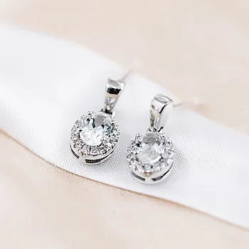 Bilde nummer 2 av Edel øredobber i 585 hvitt gull med diamant 0,20 ct og hvit topas