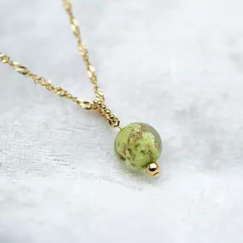 Bilde nummer 3 av Pan Jewelry, Anheng i 925 forgylt sølv med lysegrønn glasskule