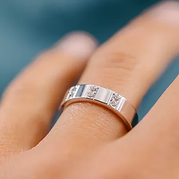 Bilde nummer 3 av Giftering i 585 hvitt gull med diamanter 0,18 CT | 5 mm bredde