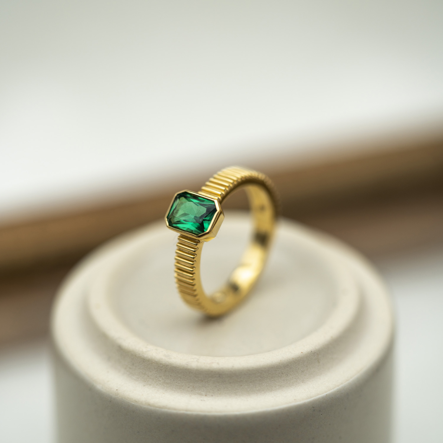 Bilde nummer 2 av Janne Formoe by Pan Jewelry, Ring i forgylt 925 sølv med grønn zirkonia