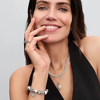 Bilde nummer 3 av Pandora Moments, Charms i 925 sølv med evighetsknute