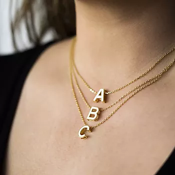 Bilde nummer 4 av Pan Jewelry, Bokstavsmykke i forgylt 925 sølv med hvit emalje