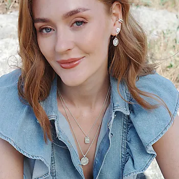 Bilde nummer 2 av Solstice øredobber i messing med opal