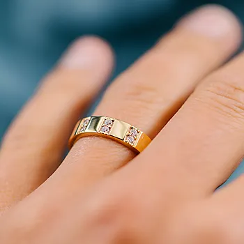 Bilde nummer 2 av Giftering i 585 gult gull med diamanter 0,18 CT | 5 mm bredde