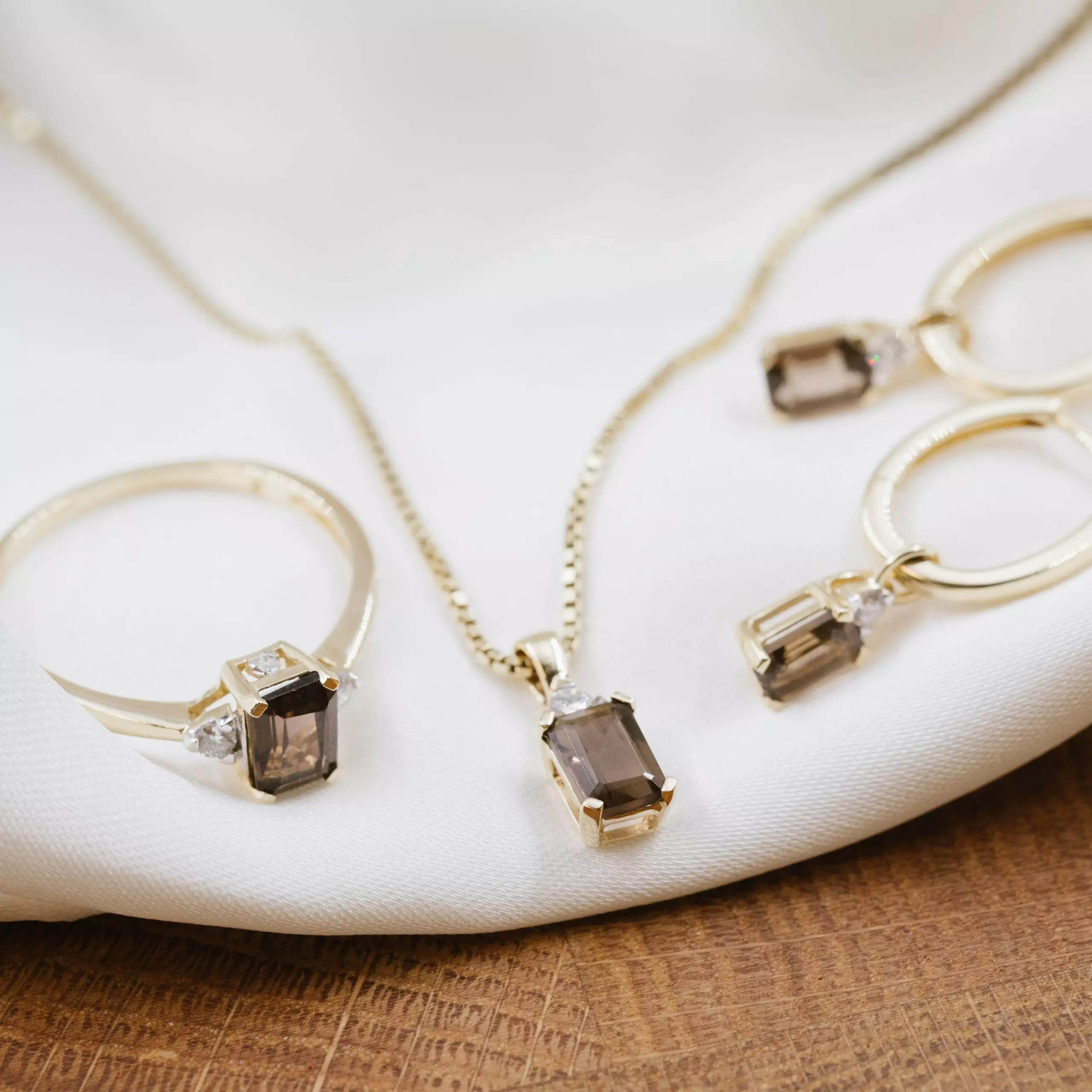 Bilde nummer 4 av Michelle diamantring i 585 gult gull med diamanter 0,10 ct og røykkvarts