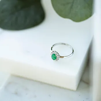 Bilde nummer 4 av Gold Collection, Ring i 585 hvitt gull med diamanter 0,14 ct og smaragd