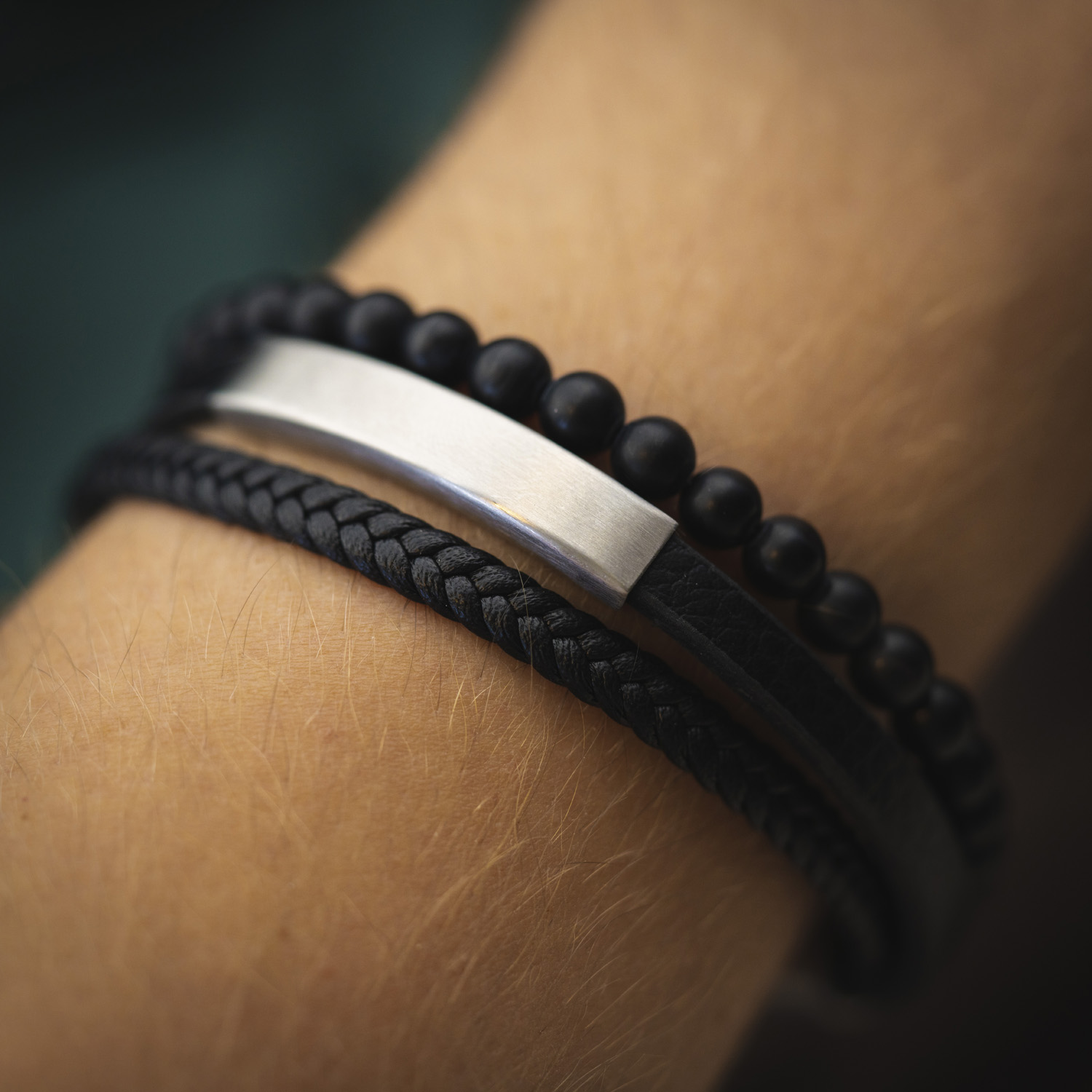 Bilde nummer 3 av Alexander, Armbånd i stål med sort skinn og onyx