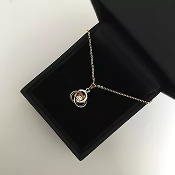 Bilde nummer 2 av Pan Jewelry, Anheng i 585 gult gull med knute og zirkonia
