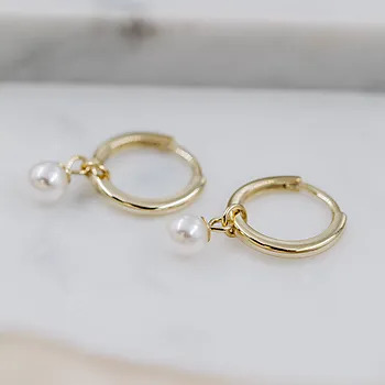 Bilde nummer 2 av Pan Jewelry, Øredobber i forgylt 925 sølv med syntetisk perle
