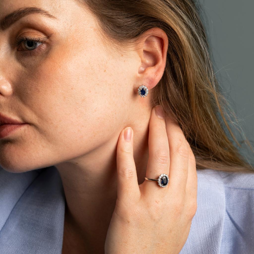 Bilde nummer 3 av Gold Collection, Øredobber i 585 hvitt gull med diamanter 0,48 ct og safir