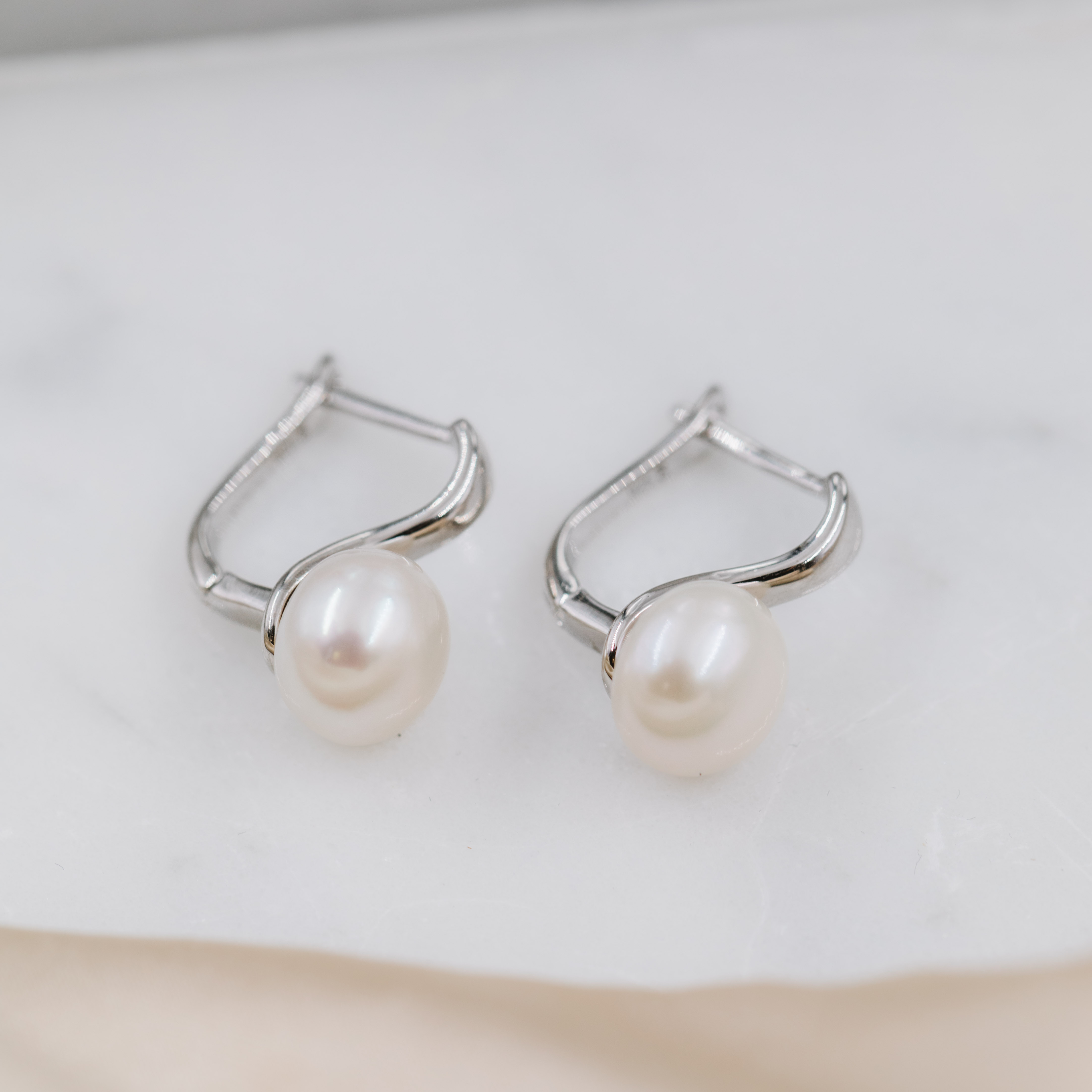 Bilde nummer 3 av Pan Jewelry, Øredobber i 925 sølv med syntetisk perle
