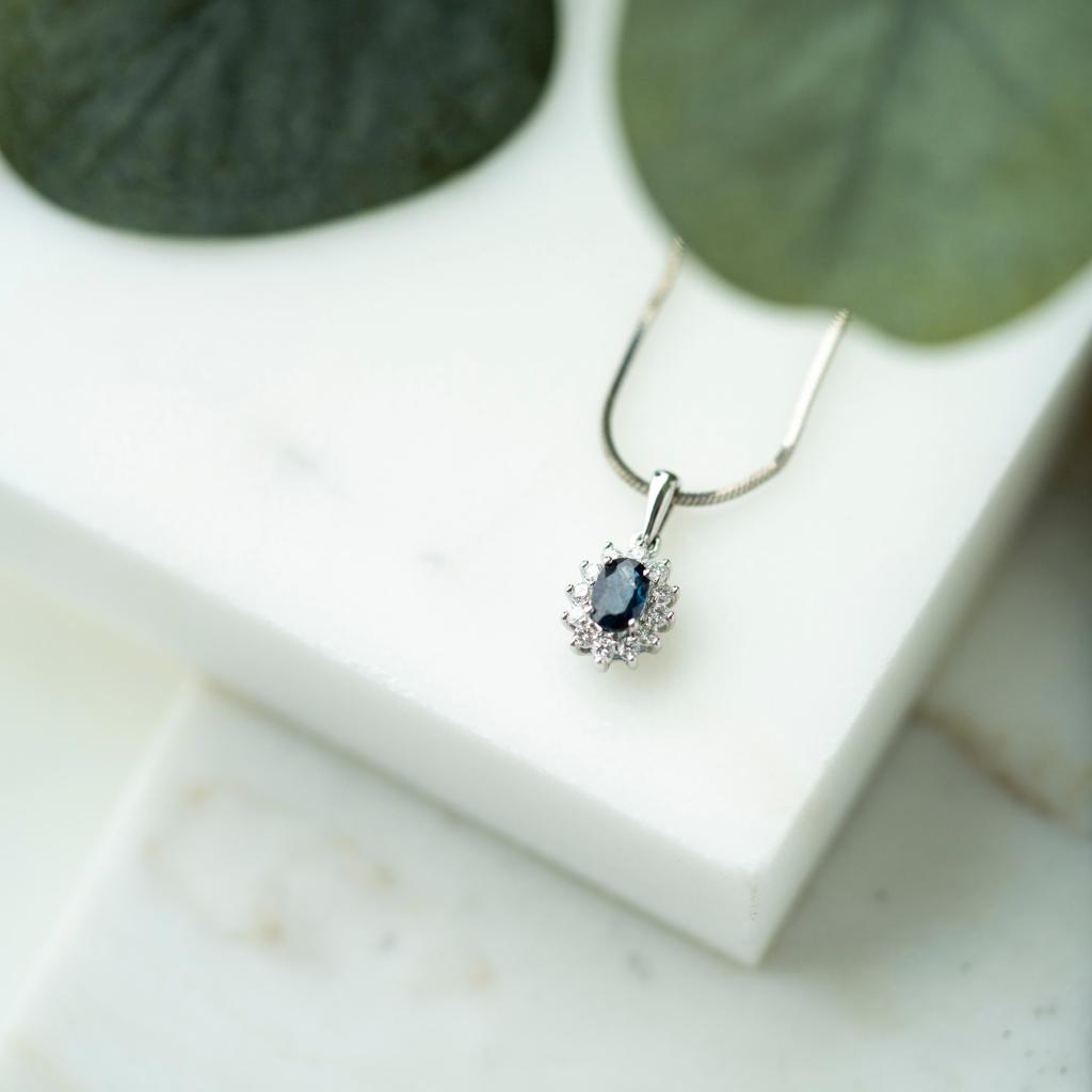 Bilde nummer 4 av Gold Collection, Anheng i 585 hvitt gull med diamanter 0,24 ct og safir