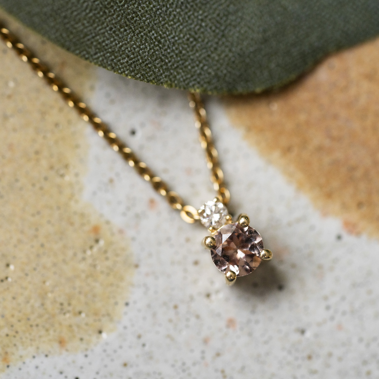 Bilde nummer 3 av Pan Jewelry, Anheng i 585 gult gull med diamant 0,04 ct og champagnefarget granatsten