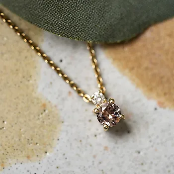 Bilde nummer 3 av Pan Jewelry, Anheng i 585 gult gull med diamant 0,04 ct og champagnefarget granatsten