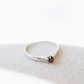 Bilde nummer 4 av Olivia diamantring i 585 hvitt gull  sort diamant 0,20ct