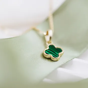 Bilde nummer 3 av Pan Jewelry, Kløver smykke i forgylt 925 sølv med grønn syntetisk malakitt