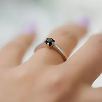 Bilde nummer 2 av Olivia diamantring i 585 hvitt gull med sort diamant 0,50 ct
