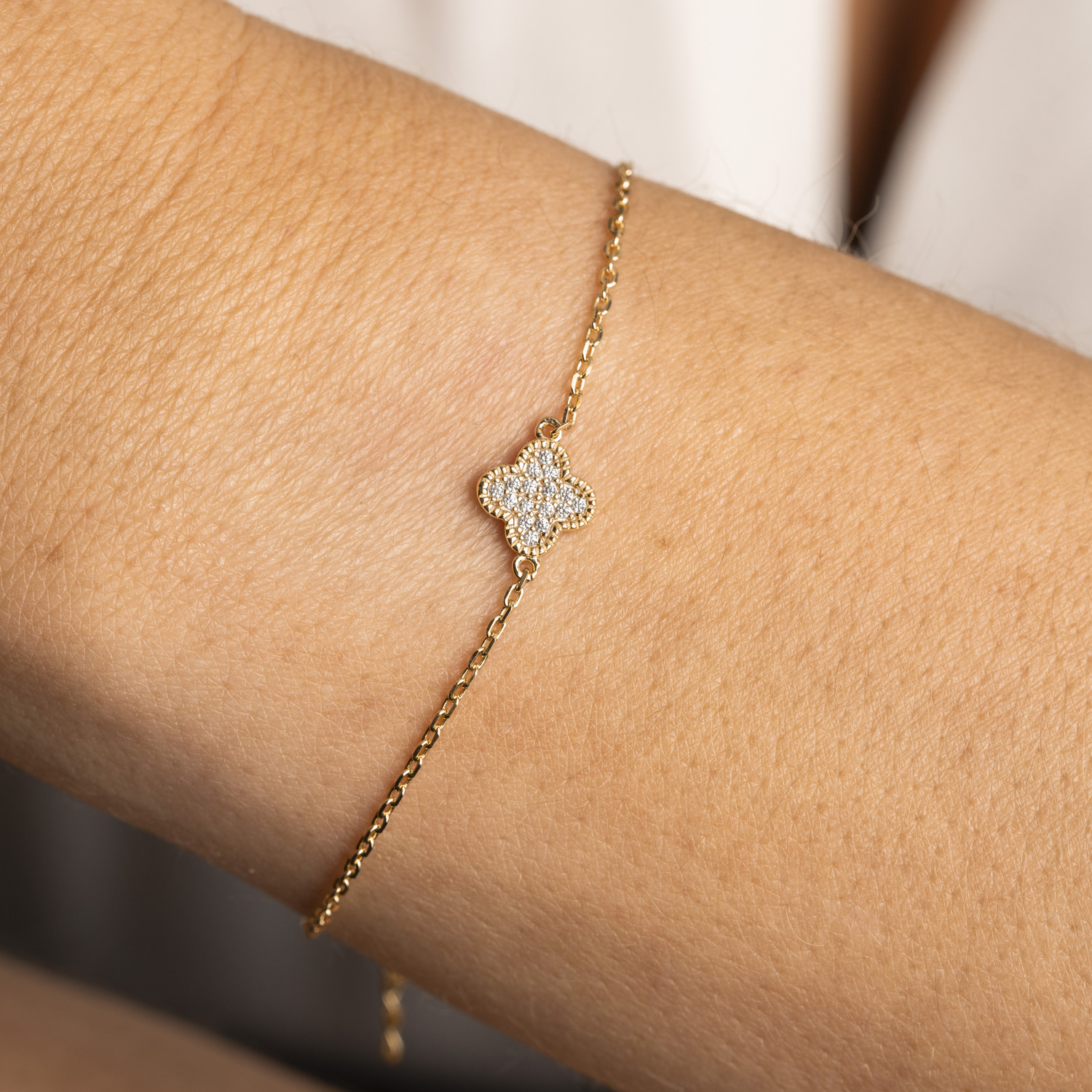 Bilde nummer 2 av Pan Jewelry, Kløver armbånd i forgylt 925 sølv med hvit zirkonia