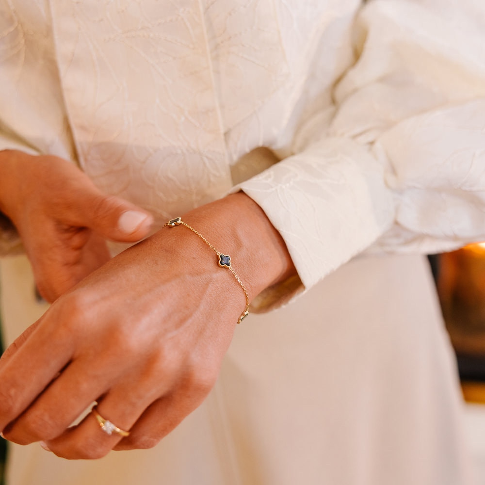 Bilde nummer 3 av Pan Jewelry, Kløver armbånd i forgylt 925 sølv med grå perlemor
