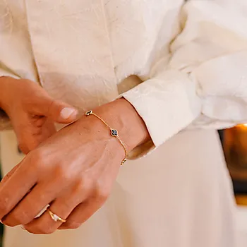 Bilde nummer 3 av Pan Jewelry, Kløver armbånd i forgylt 925 sølv med grå perlemor