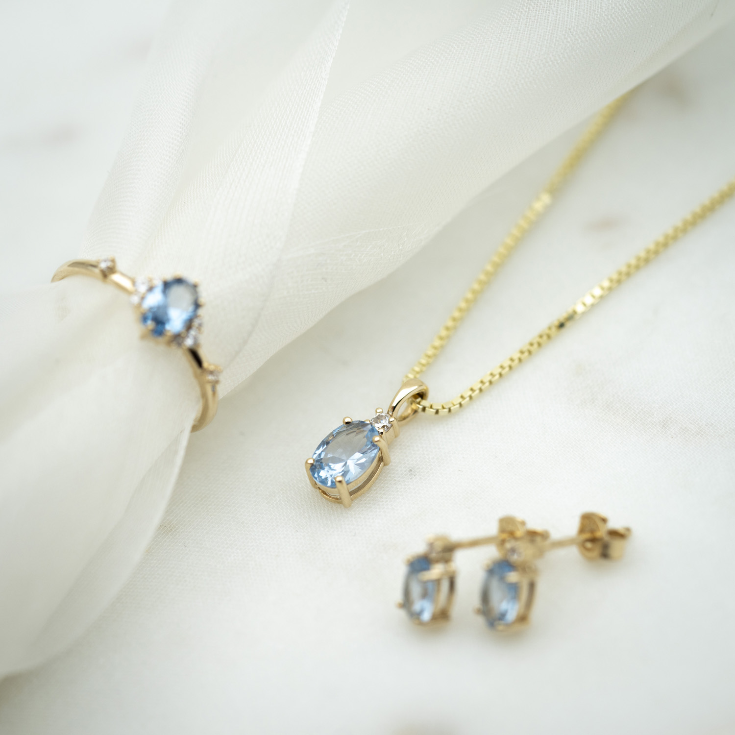 Bilde nummer 4 av Pan Jewelry, Anheng i 585 gult gull med zirkonia og syntetisk blå spinell