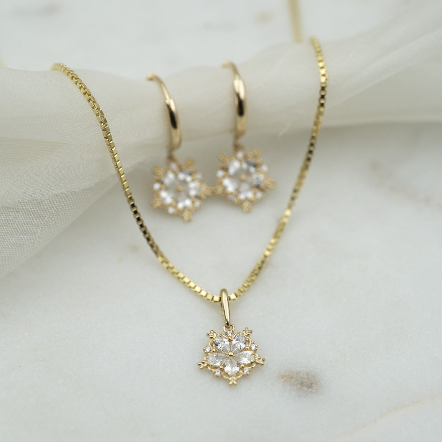 Bilde nummer 4 av Pan Jewelry, Anheng i 585 gult gull med zirkonia og blomst