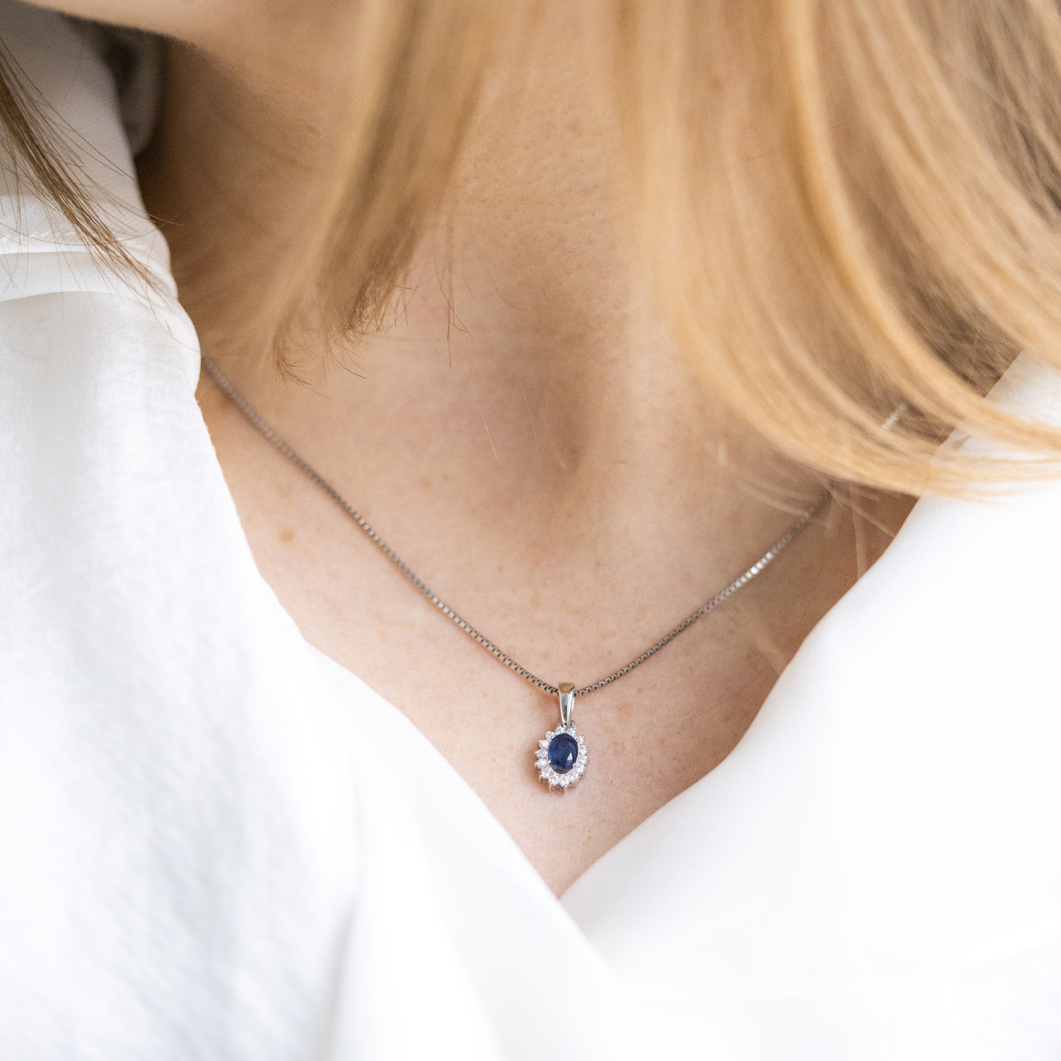 Bilde nummer 2 av Gold Collection, Anheng i 585 hvitt gull med diamanter 0,14 ct og safir