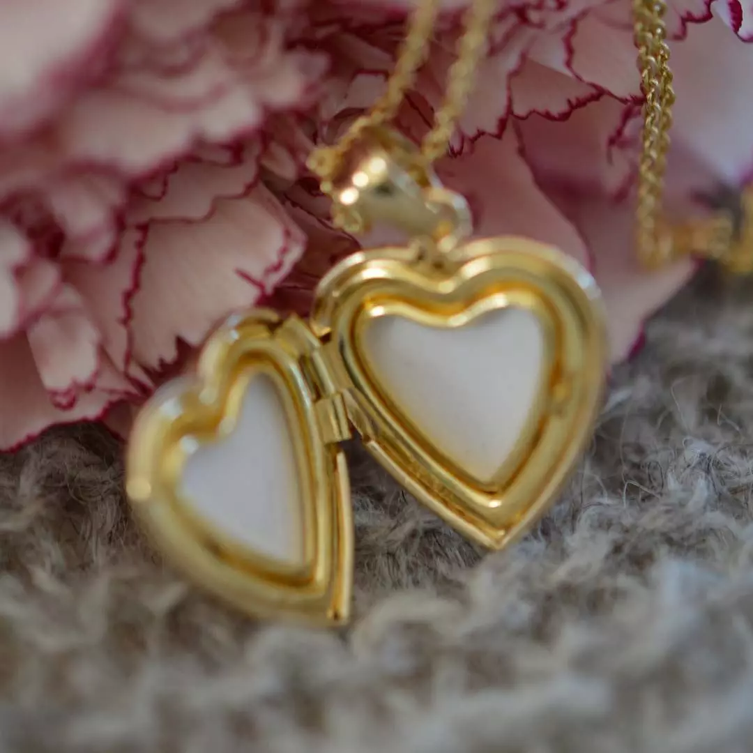 Bilde nummer 4 av Pan Jewelry, Medaljong i 585 gult gull med hjerte og diamant 0,01 ct