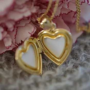 Bilde nummer 4 av Pan Jewelry, Medaljong i 585 gult gull med hjerte og diamant 0,01 ct