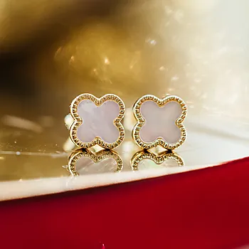 Bilde nummer 3 av Kløver øredobber i forgylt 925 sølv med perlemor