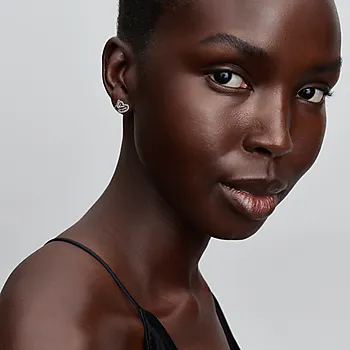 Bilde nummer 2 av Øredobber i 925 sølv med hjerte og sommerfugl