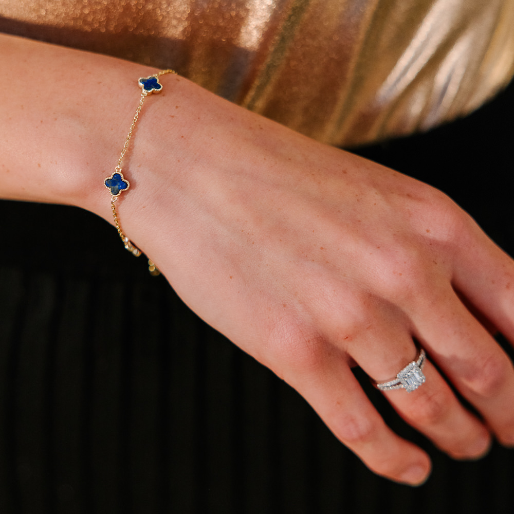 Bilde nummer 4 av Pan Jewelry, Kløver armbånd i forgylt 925 sølv med havblå lapis lazuli