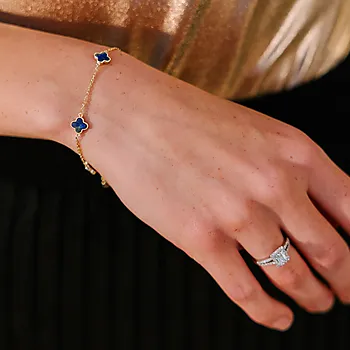 Bilde nummer 4 av Pan Jewelry, Kløver armbånd i forgylt 925 sølv med havblå lapis lazuli