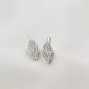 Bilde nummer 3 av Pan Jewelry, Øredobber i 585 hvitt gull med diamanter og blad 0,10 ct