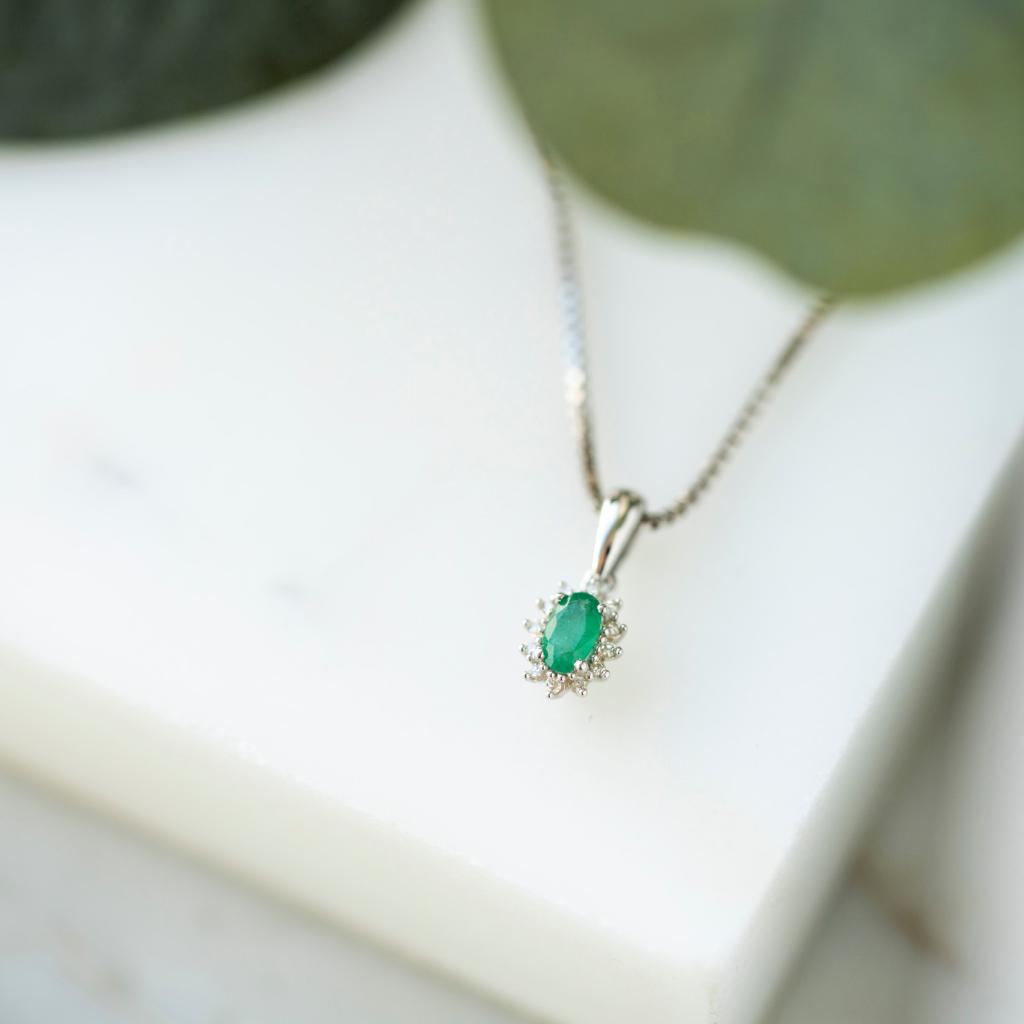Bilde nummer 3 av Gold Collection, Anheng i 585 hvitt gull med diamanter 0,04 ct og smaragd