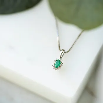Bilde nummer 3 av Gold Collection, Anheng i 585 hvitt gull med diamanter 0,04 ct og smaragd