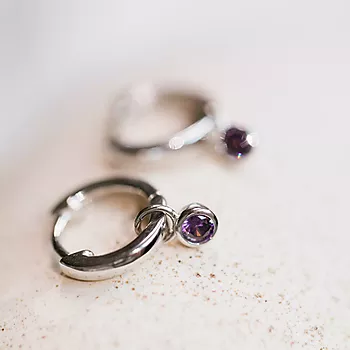 Bilde nummer 2 av Pan Jewelry, Øreringer i 925 sølv med lilla zirkonia