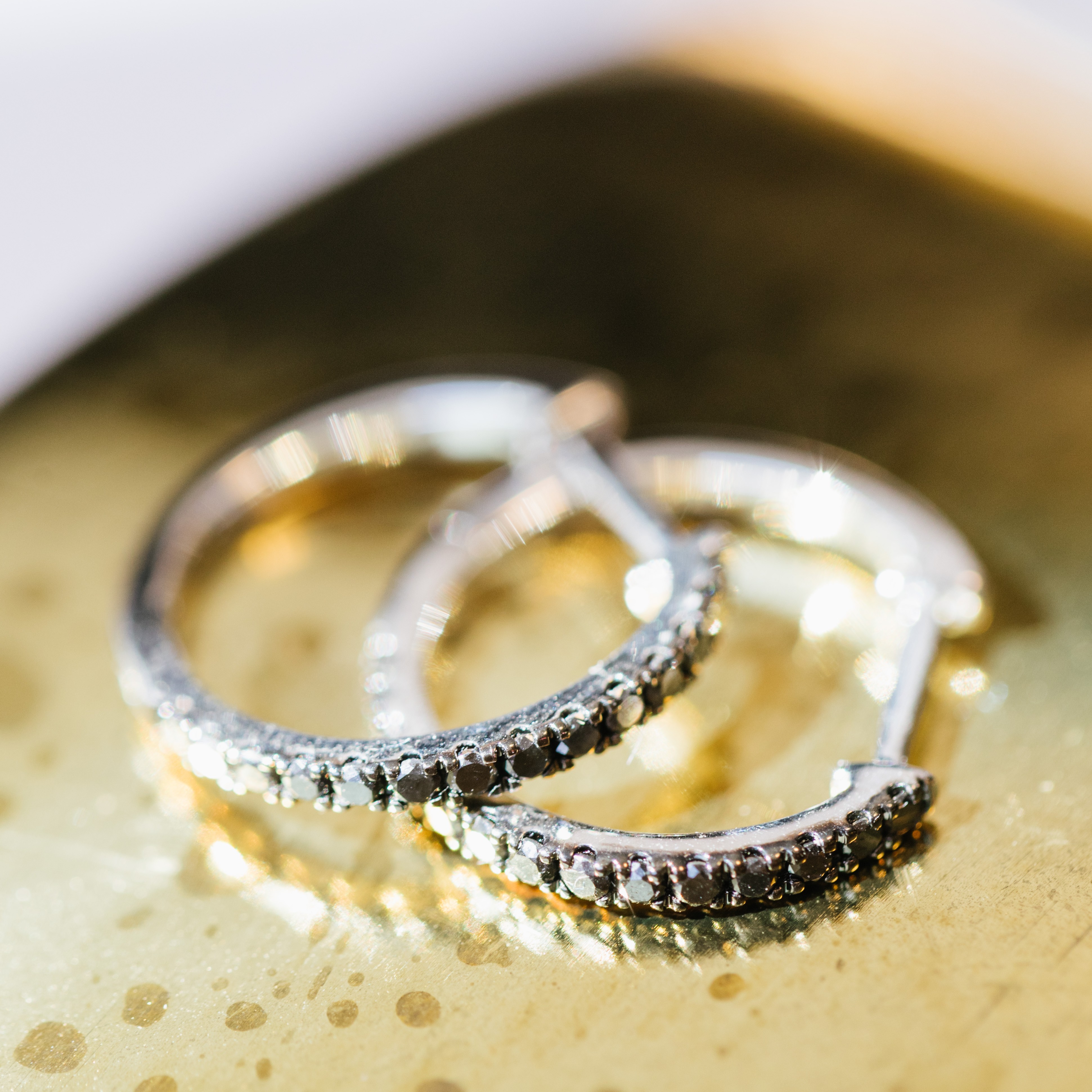 Bilde nummer 3 av Clara øreringer i 375 hvitt gull med sorte diamanter 0,25 ct
