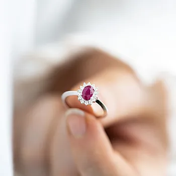 Bilde nummer 2 av Gold Collection, Ring i 585 hvitt gull med diamanter 0,14 ct og rubin