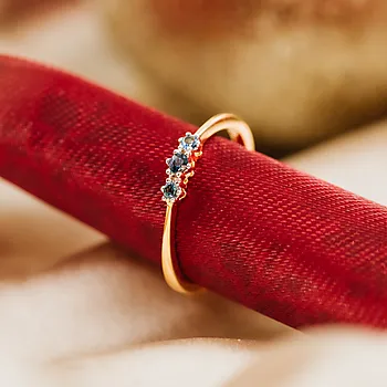 Bilde nummer 3 av Nora ring i 375 gult gull med London blå topas