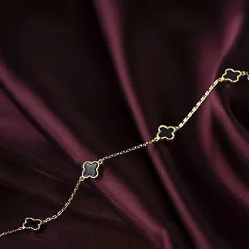 Bilde nummer 3 av Kløver armbånd i 925 forgylt sølv med syntetisk sort agat