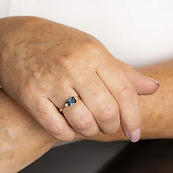 Bilde nummer 2 av Pan Jewelry, Ring i 585 gult gull med zirkonia og blå glassten