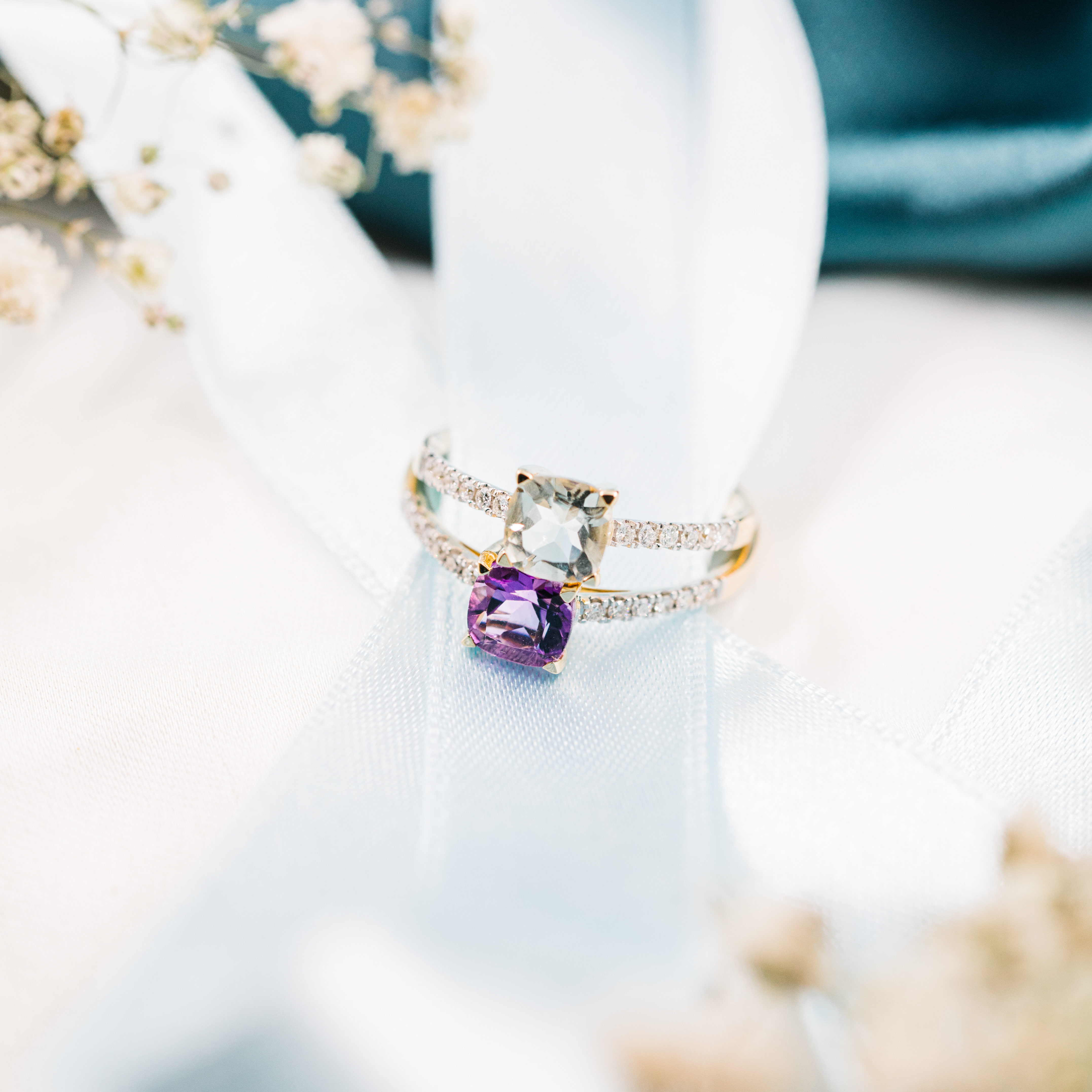 Bilde nummer 3 av Aurora diamantring i 585 gult gull med diamanter 0,10 ct og grønn ametyst