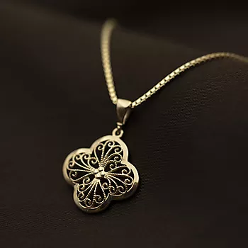 Bilde nummer 4 av Pan Jewelry, Anheng i 585 gult gull med blomst og ornament